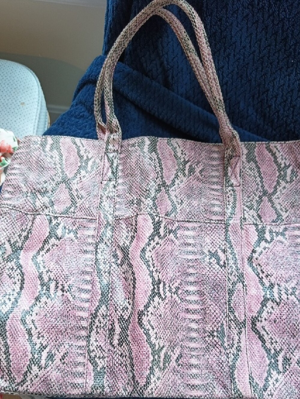 Lot Of 3 - Woven š¤/Gold Purse, B/W Leather Clutch, BCBG Pink/š¤ š-Skin Tote - Picture 10 of 15